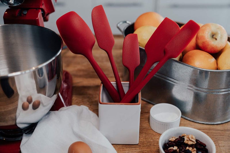 Kitchen Love مجموعة ملعقات سيليكون 5 قطع مقاومة للحرارة حتى 600°F من كيتشن لوف - غير لاصقة مع نواة من الحديد الصلب عالي الجودة - تصميم قطعة واحدة بدون لحامات - خالية من BPA (أحمر) - Image 4